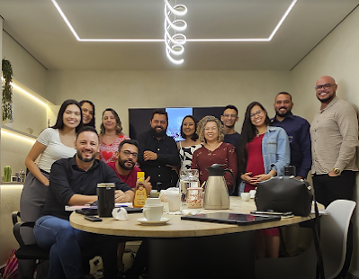 Wendell Borges em um encontro de trabalho com uma equipe