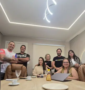 Equipe reunida em uma conversa de trabalho