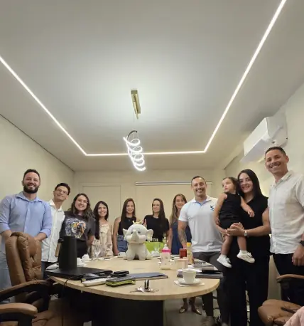 Profissionais reunidos ao redor de uma mesa