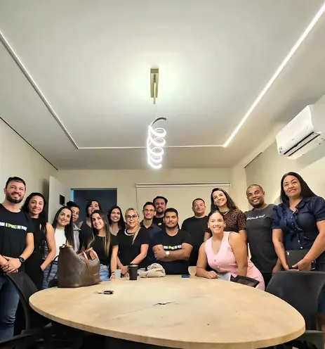 Grupo de profissionais reunido em um encontro