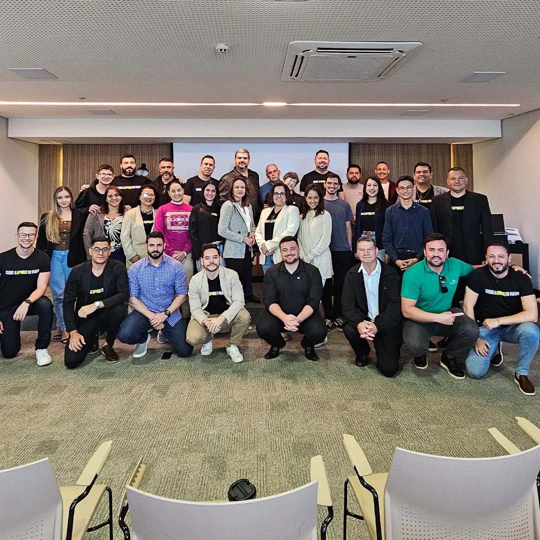 Wendell Borges com participantes após um encontro empresarial