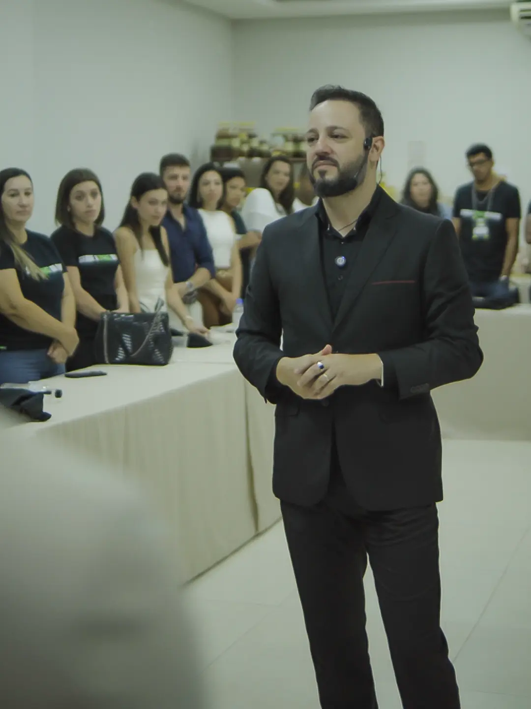 Wendell Borges conduzindo uma apresentação profissional