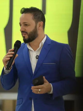 Wendell Borges falando ao público