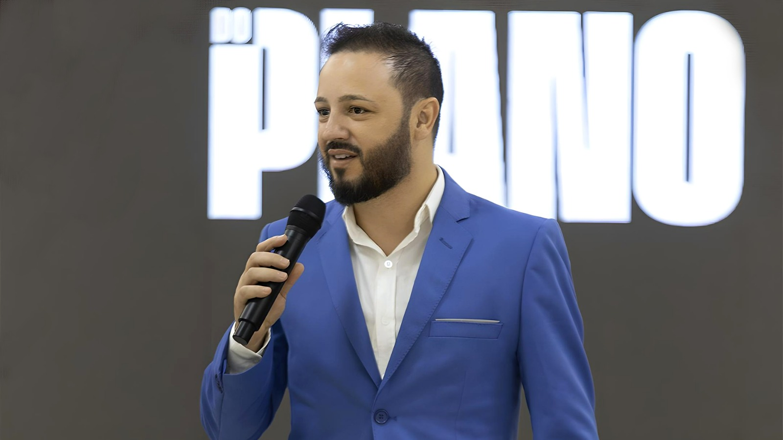 Wendell Borges palestrando com um microfone